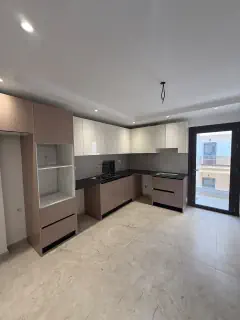 Cuisine équipée de Tiziri avec accès extérieur
