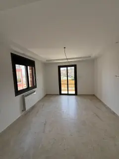 Pièce de vie de Tiziri ouverte sur une terrasse
