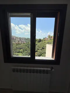 Vue arborée depuis une fenêtre de Tiziri
